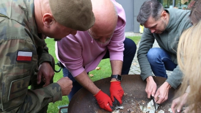 Feuer machen mit Birkenrinde: Das lernen Mitarbeiter der deutschen Botschaft in Warschau bei Notfalltraining von Polens Armee.  (Foto: Doris Heimann/dpa)