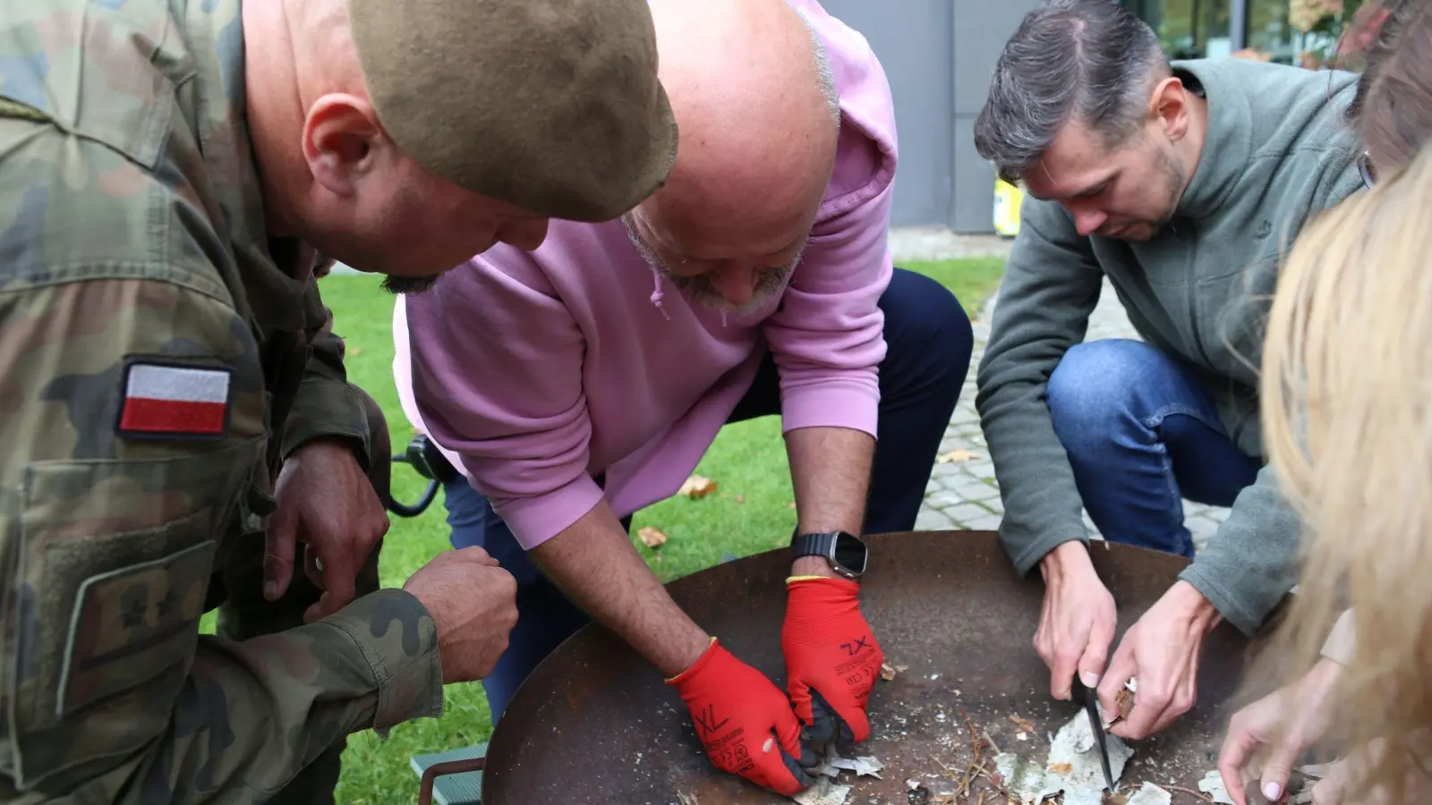 Feuer machen mit Birkenrinde: Das lernen Mitarbeiter der deutschen Botschaft in Warschau bei Notfalltraining von Polens Armee.  (Foto: Doris Heimann/dpa)