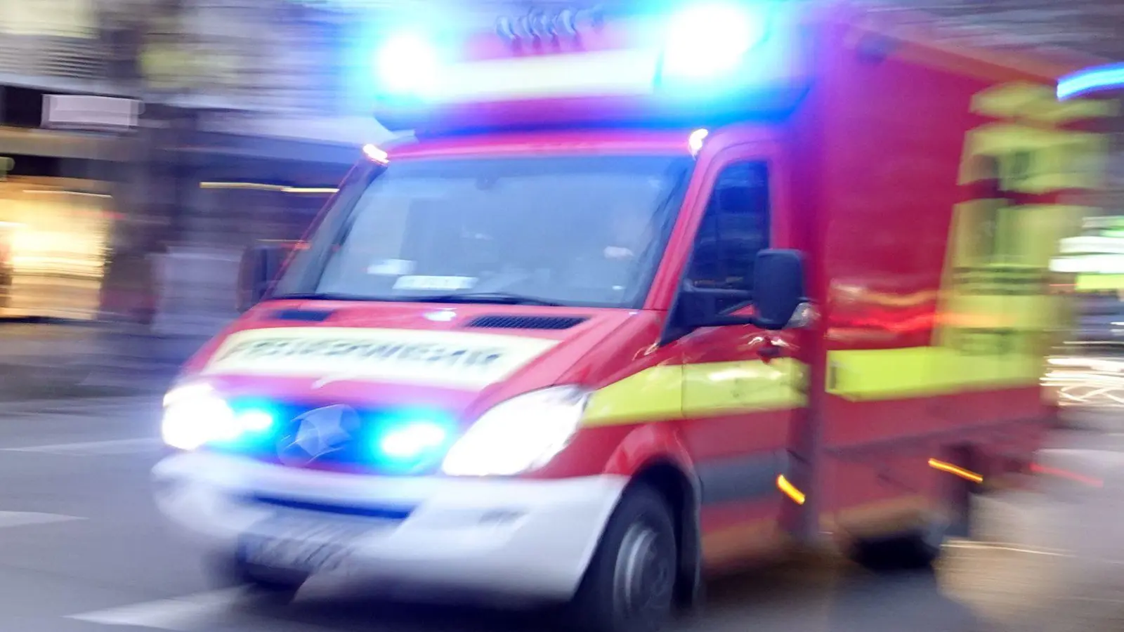 Der Rettungsdienst brachte den verletzten Fahrer in ein Krankenhaus. (Symbolbild) (Foto: Katharina Redanz/dpa)