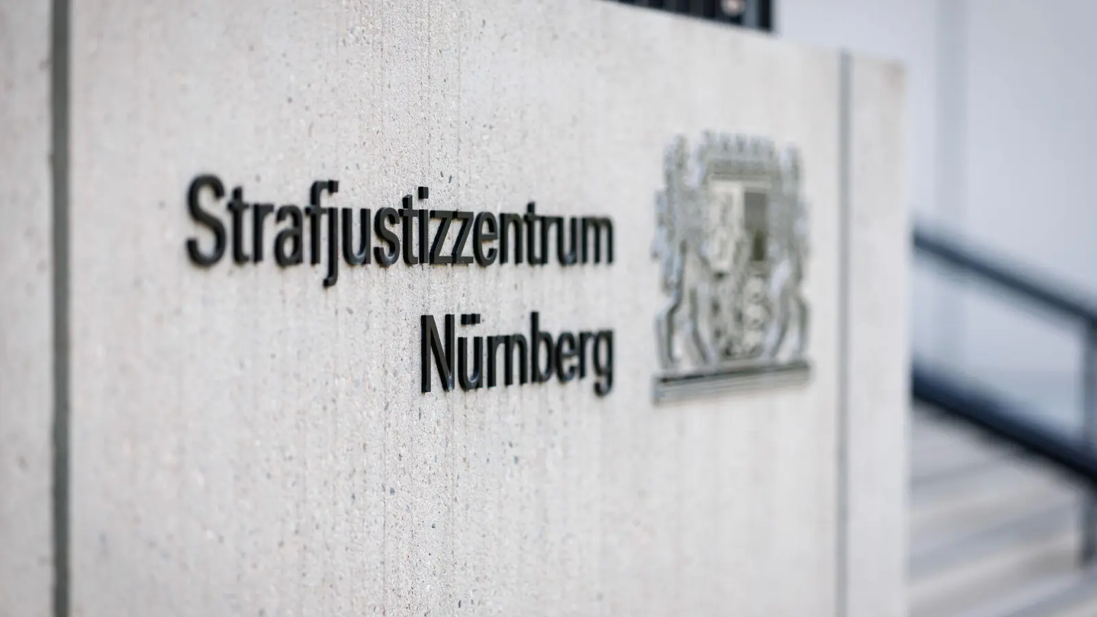 Ein Arzt aus Niederbayern ist zu sechs Jahren Haft verurteilt worden. (Archivbild). (Foto: Daniel Karmann/dpa)