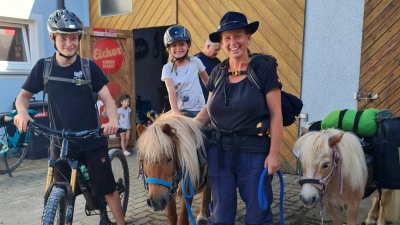 Jonathan, Valerie und Simone Heller (von links) haben sich mit den Shetlandponys Gustel und Chico an ein Familienabenteuer gewagt. (Foto: privat)