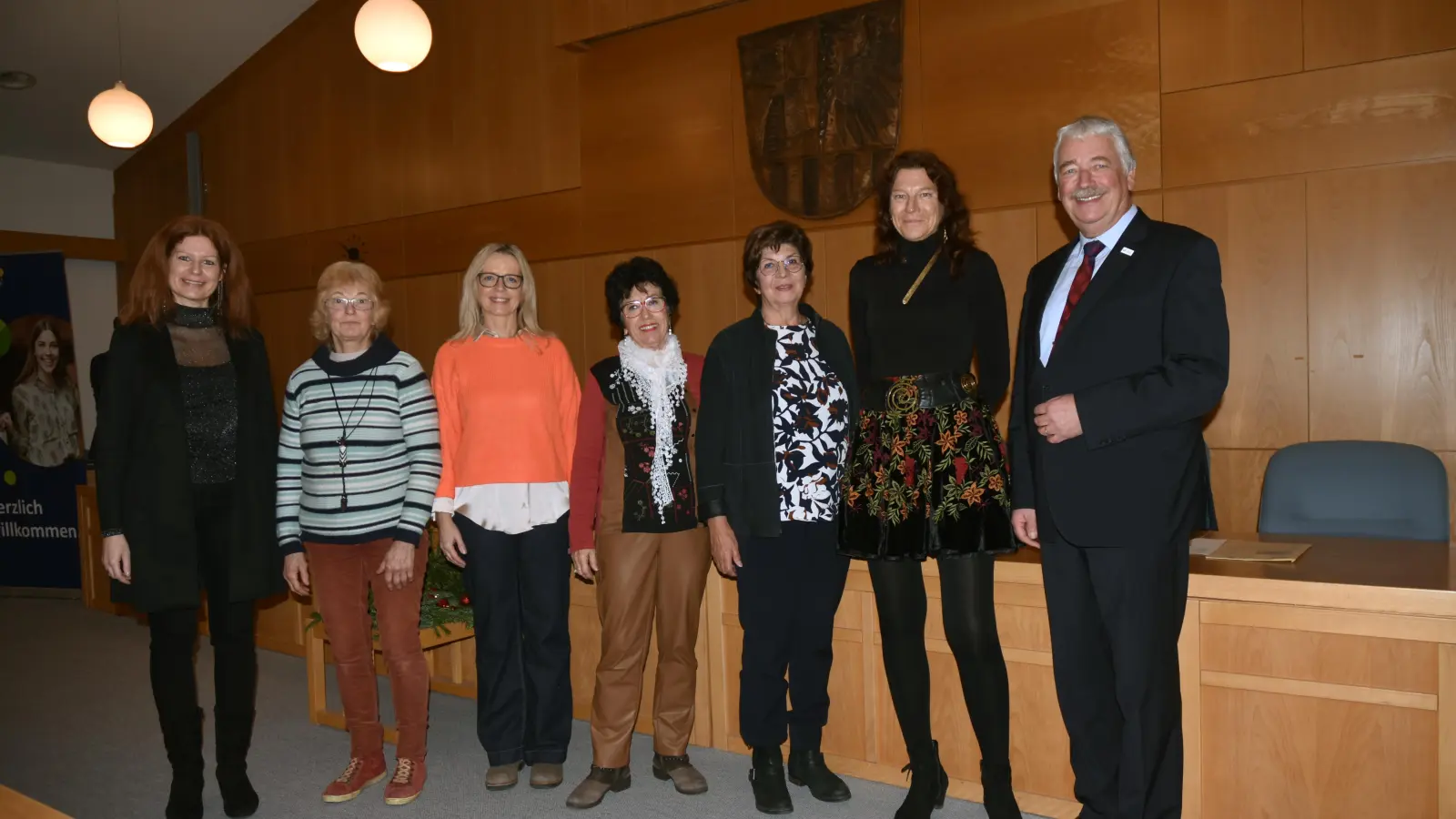 Die Geehrten der Volkshochschule, flankiert von Evelyn Volk (links) und Reinhard Streng (rechts): Elisabeth Rüb-Geuder, Elke Meinzinger-Eberl, Carmen Laub, Charlotte Böhm und Regina Raber (von links). (Foto: Anita Dlugoß)