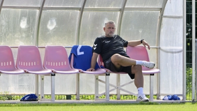 Einsam und allein gelassen: Thomas Guter, Trainer des SVG Steinachgrund. (Foto: Martin Rügner)