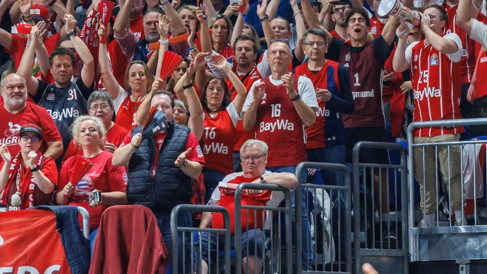 Fans von Bayern München jubeln nach dem Sieg. (Foto: Andreas Gora/dpa)