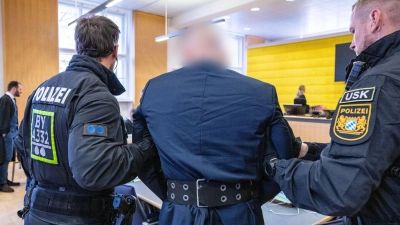 Für die Transport- und Bewachungseinsätze während Prozessen müssen Polizisten viele Arbeitsstunden aufwenden. (Archivbild)  (Foto: Armin Weigel/dpa)