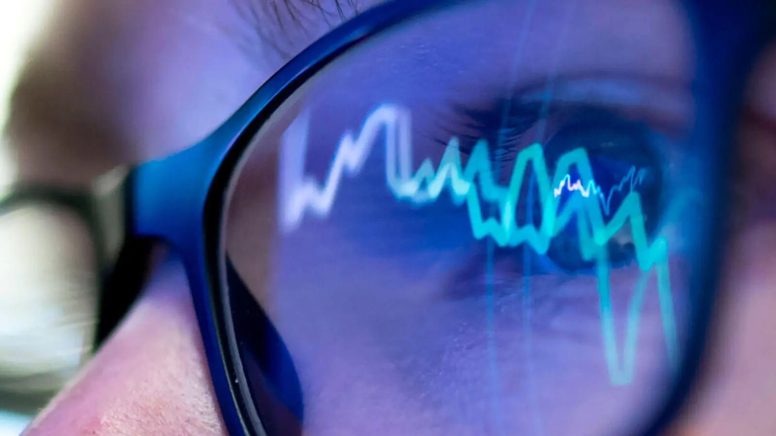 Die Börsenkurse fallen und verunsichern: Anleger sollten jetzt Ruhe bewahren, langfristig denken und auf Diversifikation setzen. (Foto: Alexander Heinl/dpa/dpa-tmn)