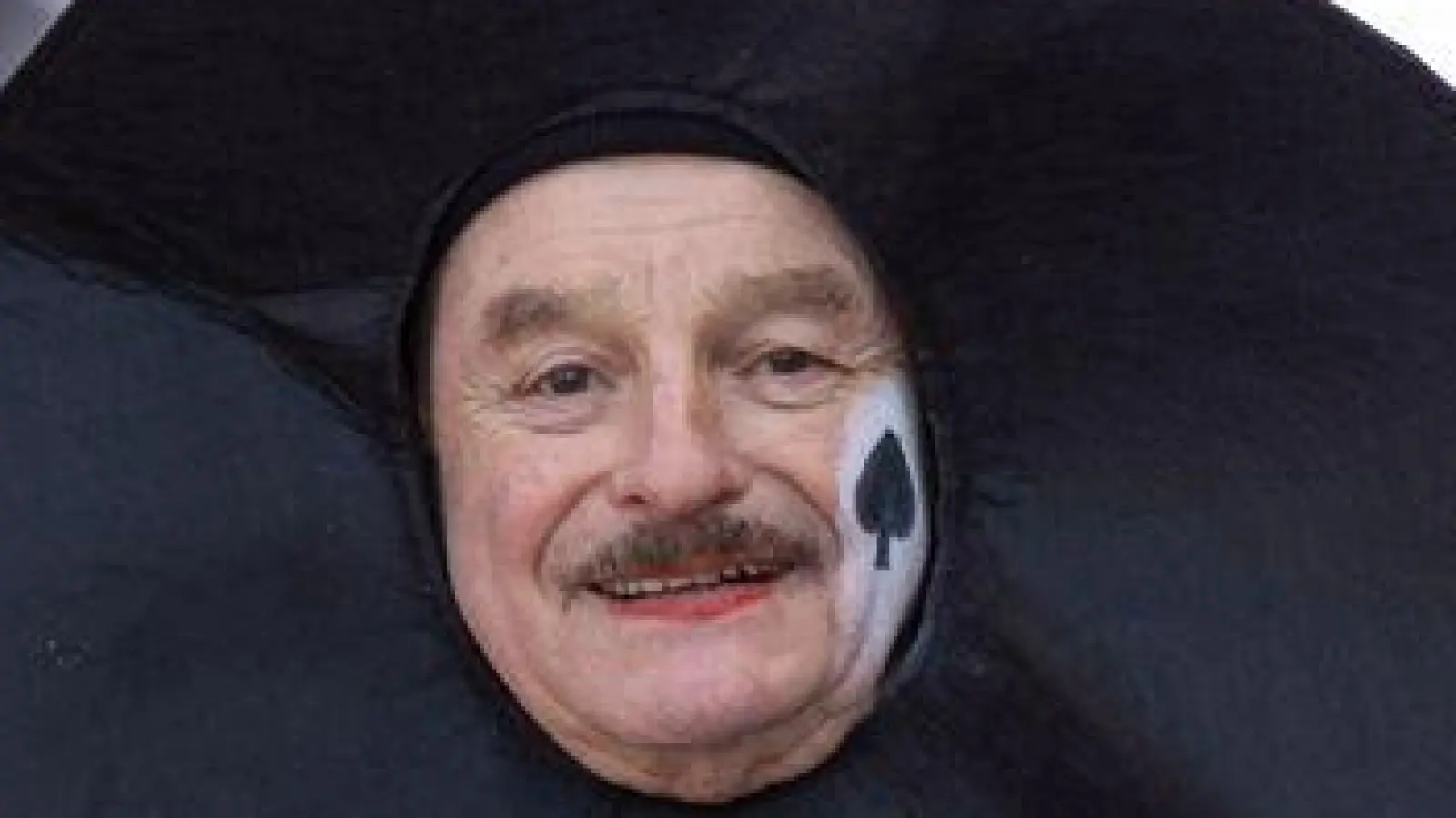 Mit fantasievollen Kostümen beteiligten sich die Menschen am Würzburger Faschingsumzug. (Foto: Julien Becker/dpa)