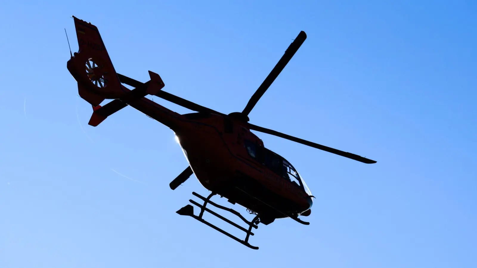 Der Mann wurde schwer verletzt mit dem Hubschrauber ins Krankenhaus geflogen. (Symbolbild) (Foto: Julian Stratenschulte/dpa)