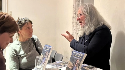 Giuseppe Fusaro sprach nach der Lesung aus seinem Buch noch intensiv mit Besucherinnen und Besuchern des Abends. (Foto: Bettina Dworatzek)