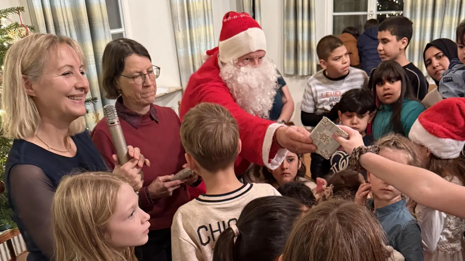 Die Bescherung durch den Weihnachtsmann war für die Kinder der Höhepunkt der Weihnachtsfeier des Dinkelsbühler Helferkreises. (Foto: HKF)