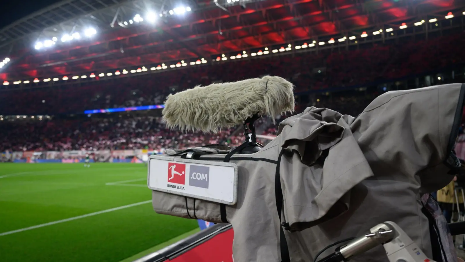 Vor und nach der Winterpause sind Bundesliga-Spiele auch wieder im Free-TV zu sehen. (Foto: Robert Michael/dpa)