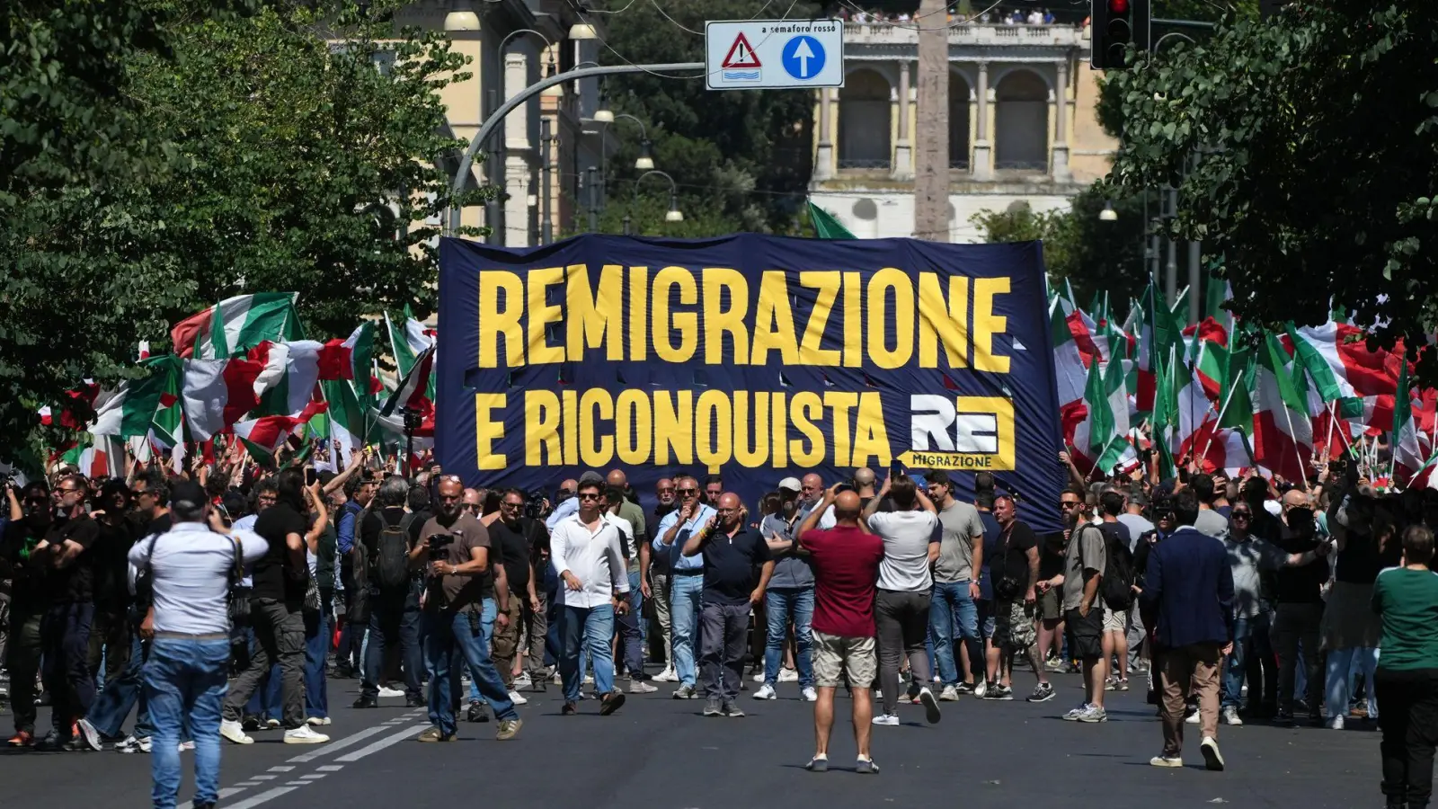 Eine von rechtsextremen Gruppen organisierte Demonstration findet in Rom statt.  (Foto: Gregorio Borgia/AP/dpa)
