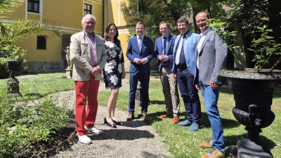 Schlossherr Jan Kube (links) und einige seiner prominenten Gäste aus der Politik (weiter von links): Dr. Kerstin Engelhardt-Blum, Peter Daniel Forster, Dr. Christian von Dobschütz sowie die Bürgermeister Jürgen Heckel und Anton Schiefer. (Foto: Patrick Lauer)