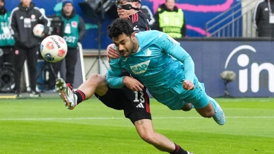 Kommt ein Hoffenheimer geflogen: Ozan Kabak (r) im Duell mit Frankfurts Rasmus Kristensen. (Foto: Marc Schüler/dpa)