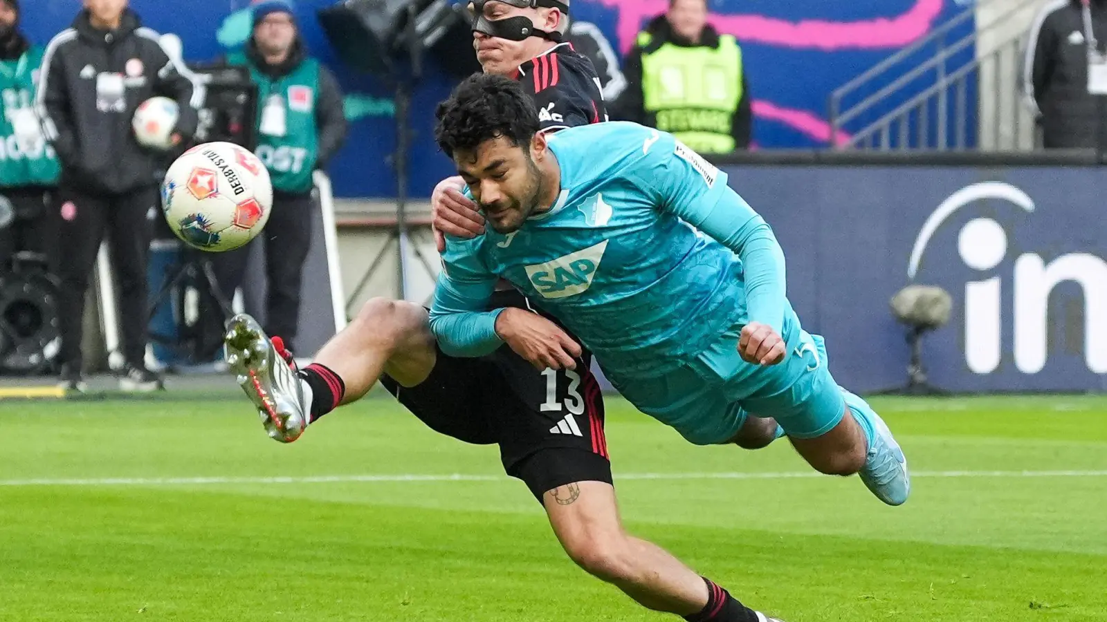 Kommt ein Hoffenheimer geflogen: Ozan Kabak (r) im Duell mit Frankfurts Rasmus Kristensen. (Foto: Marc Schüler/dpa)