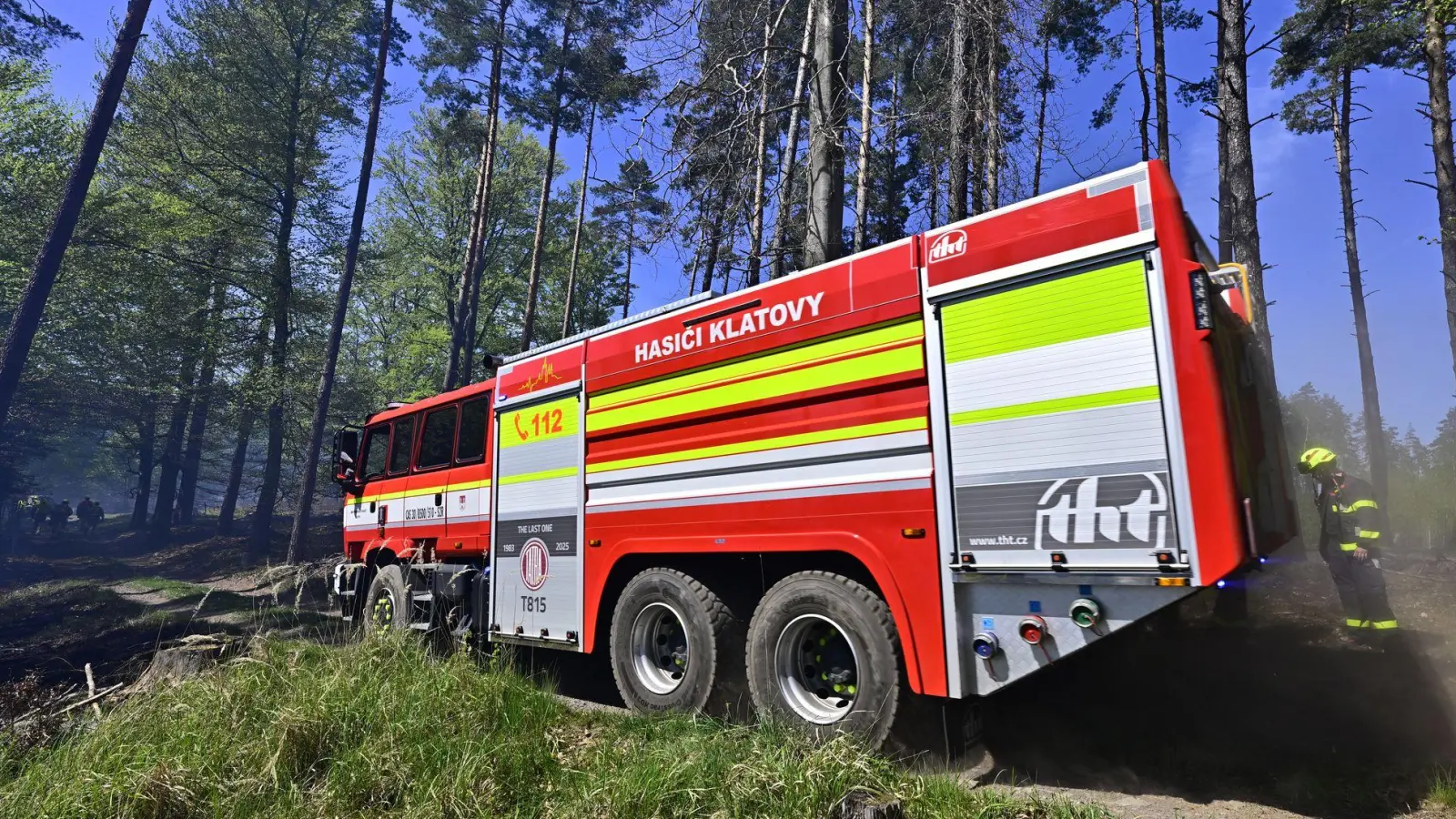 Ein Feuerwehrauto steht in einem Waldgebiet im Nationalpark Böhmische Schweiz. (Foto: Hájek Ondøej/CTK/dpa)