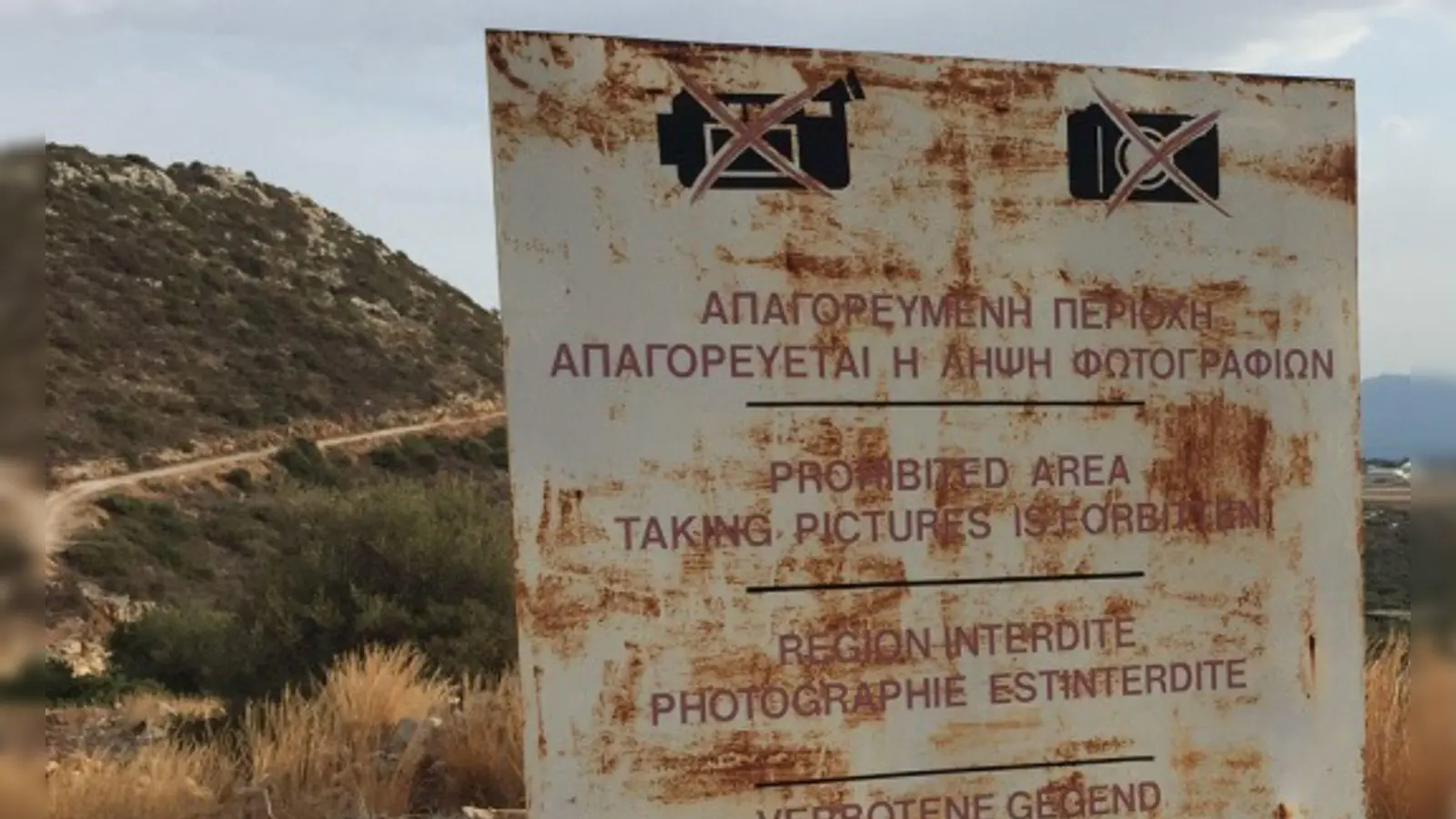 Dieses Schild ist kein Deko-Element. Fotografierverbote gelten in vielen Ländern, besonders rund um Militär- und Sicherheitsbereiche. (Foto: Till Simon Nagel/dpa-tmn)