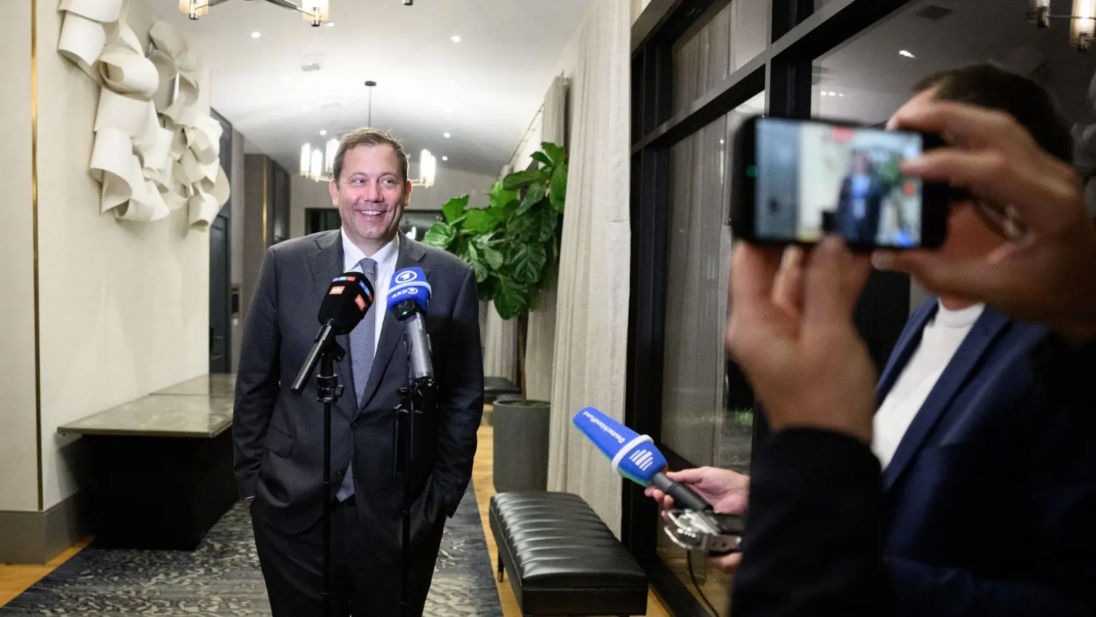 Minister Klingbeil bringt die Steuerreform durchs Kabinett - aus der Ferne. (Foto: Bernd von Jutrczenka/dpa)
