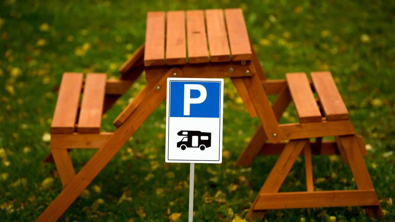 Speziell ausgewiesene Wohnmobil-Parkplätze suchen Camper laut ADAC an vielen Raststätten vergeblich. (Foto: Arno Burgi/dpa-Zentralbild/dpa-tmn)