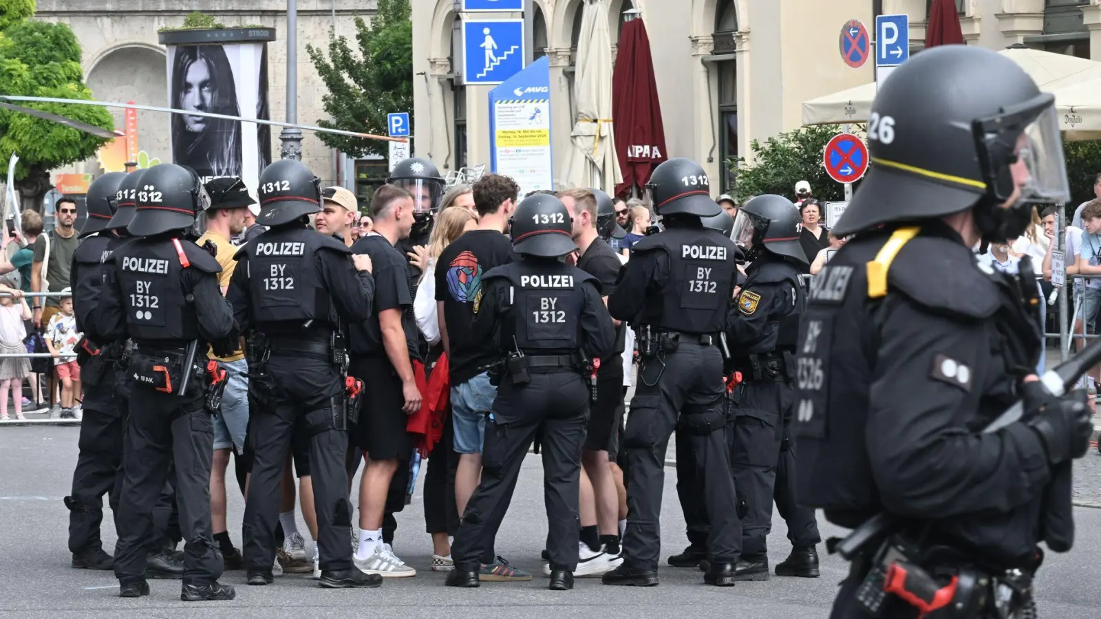 Am Samstag soll es in mehreren bayerischen Städten zu Protesten der Gen Z kommen. (Symbolbild) (Foto: Felix Hörhager/dpa)