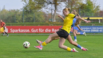 Solveig Schlitter (in einem anderen Spiel) brachte den SV Weinberg mit zwei Treffern in Führung, am Ende hieß es jedoch 2:2. (Foto: Martin Rügner)