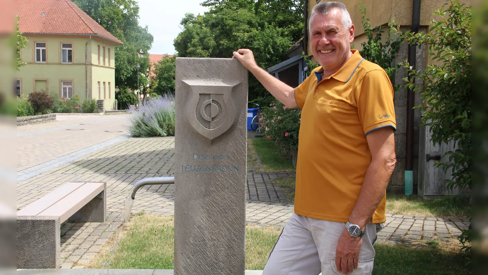 Hermann Uhl, der die Bürgermedaille für sein Engagement erhalten hat, war von 1996 bis 2014 für die SPD im Stadtrat und von 2020 bis 2026 für die FRV. Hier steht er am Brunnen in Leuzenbronn. (Foto: Clarissa Kleinschrot)