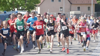 Der Start des 19. Dentleiner Crosslaufs, vorne die jeweils zwei Schnellsten der Kurz- und der Langstrecke: (von links) Moritz Meyer (#130), Thomas Dahmen (#16), Christoph Seibold (#208) und Günther Seibold (#62). (Foto: Claudia Heller)