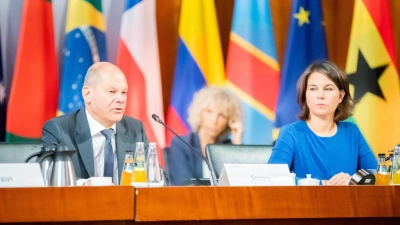 Bundeskanzler Olaf Scholz (SPD) spricht neben Außenministerin Annalena Baerbock (Grüne) beim Petersberger Klimadialog im Auswärtigen Amt. (Foto: Christoph Soeder/dpa)