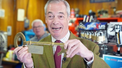 Der Brexit-Vorkämpfer und Chef der rechtspopulistischen Partei Reform UK, Nigel Farage, träumt bereits vom Schlüssel zum Regierungssitz 10 Downing Street. (Archivbild) (Foto: Joe Giddens/PA Wire/dpa)