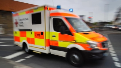 Der Rettungsdienst brachte den jungen Mann in ein Klinikum. (Symbolbild) (Foto: Nicolas Armer/dpa)