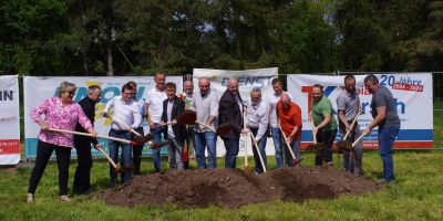 Zum Spatenstich für das Nahwärmenetz in Ornbau trafen sich Mitglieder und Vorstand der Genossenschaft sowie Vertreter der verschiedenen beteiligten Firmen. (Foto: Winfried Walter)