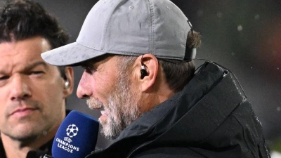 Bundestrainer Jürgen Klopp (r) rätselt im Halbzeit-Talk bei DAZN über Bayerns Defensiv-Taktik.  (Foto: Sven Hoppe/dpa)