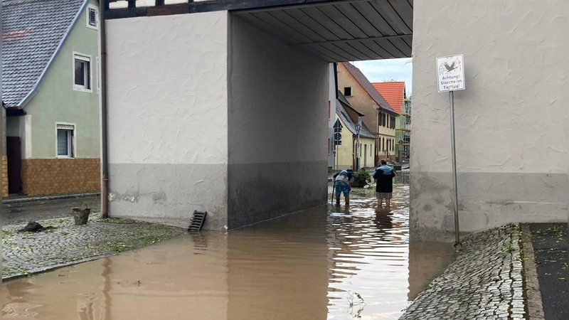 Die Ortsmitte von Uehlfeld ist überschwemmt. (Foto: Angelika Stierhof)