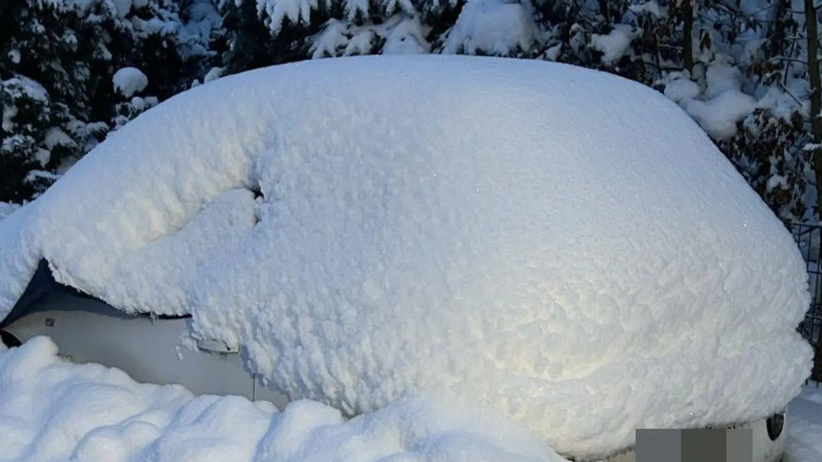 Viele Autos waren wie hier am Neustädter Geißbuck unter ihrer weißen Haube kaum noch zu erkennen.  (Foto: Ute Niephaus)