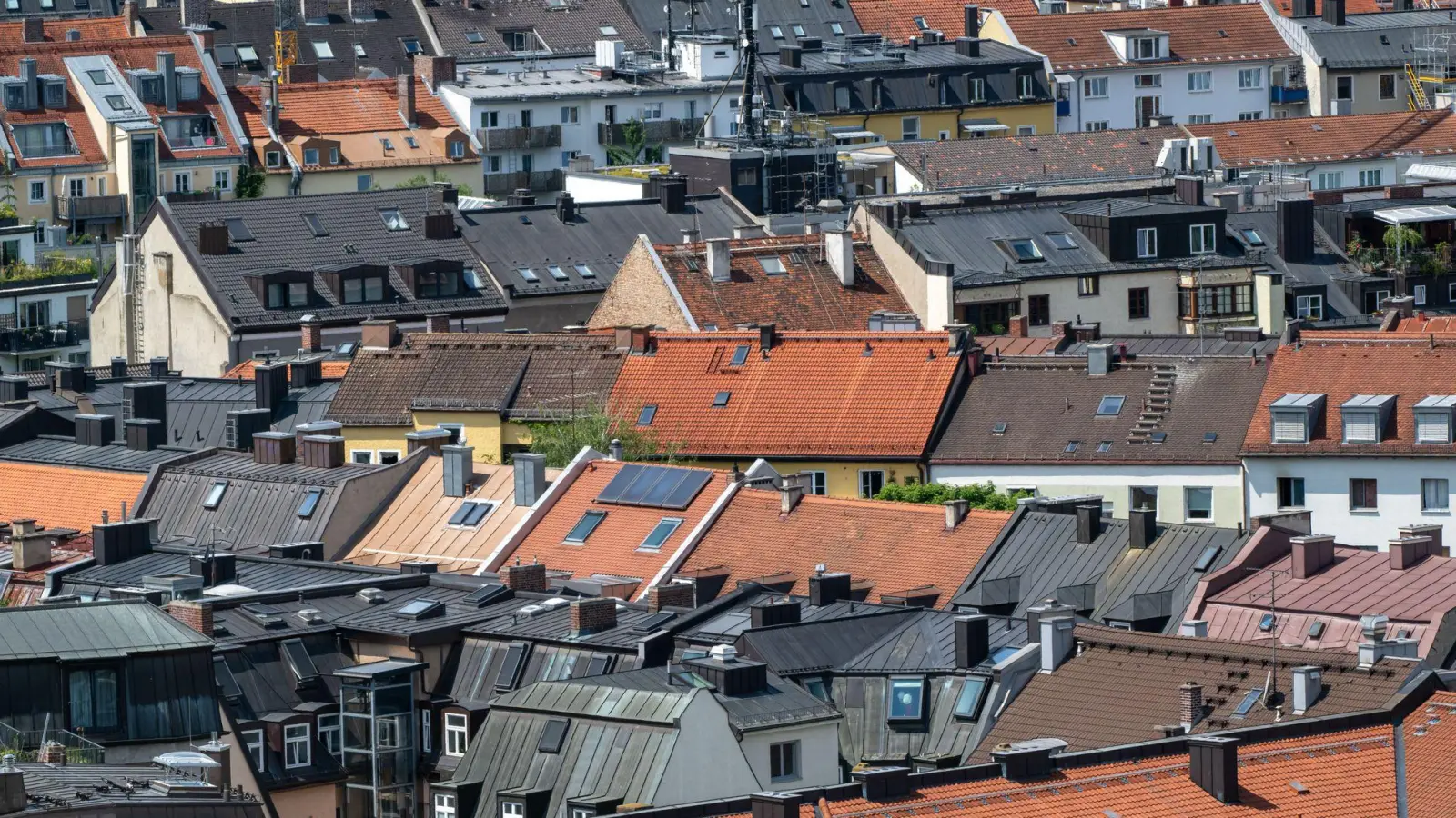 Dächer in München. Die Immobilienumsätze in Bayern sind 2025 kräftig gewachsen. (Symbolbild) (Foto: Peter Kneffel/dpa)