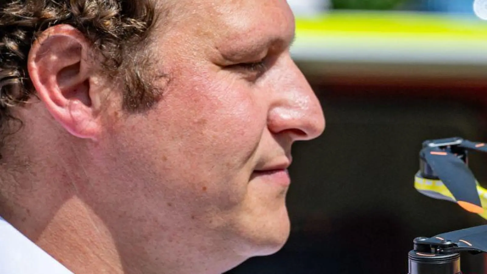 Projektleiter Stefan Geißelsöder von der Hochschule Ansbach führt eine Drohne vor, die frühzeitig Waldbrände erkennen soll. (Foto: Armin Weigel/dpa)