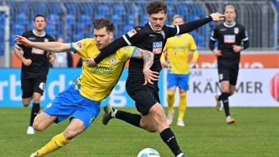 Laufduell zwischen Ulms Maurice Krattenmacher (r) und dem Braunschweiger Kevin Ehlers. (Foto: Swen Pförtner/dpa)