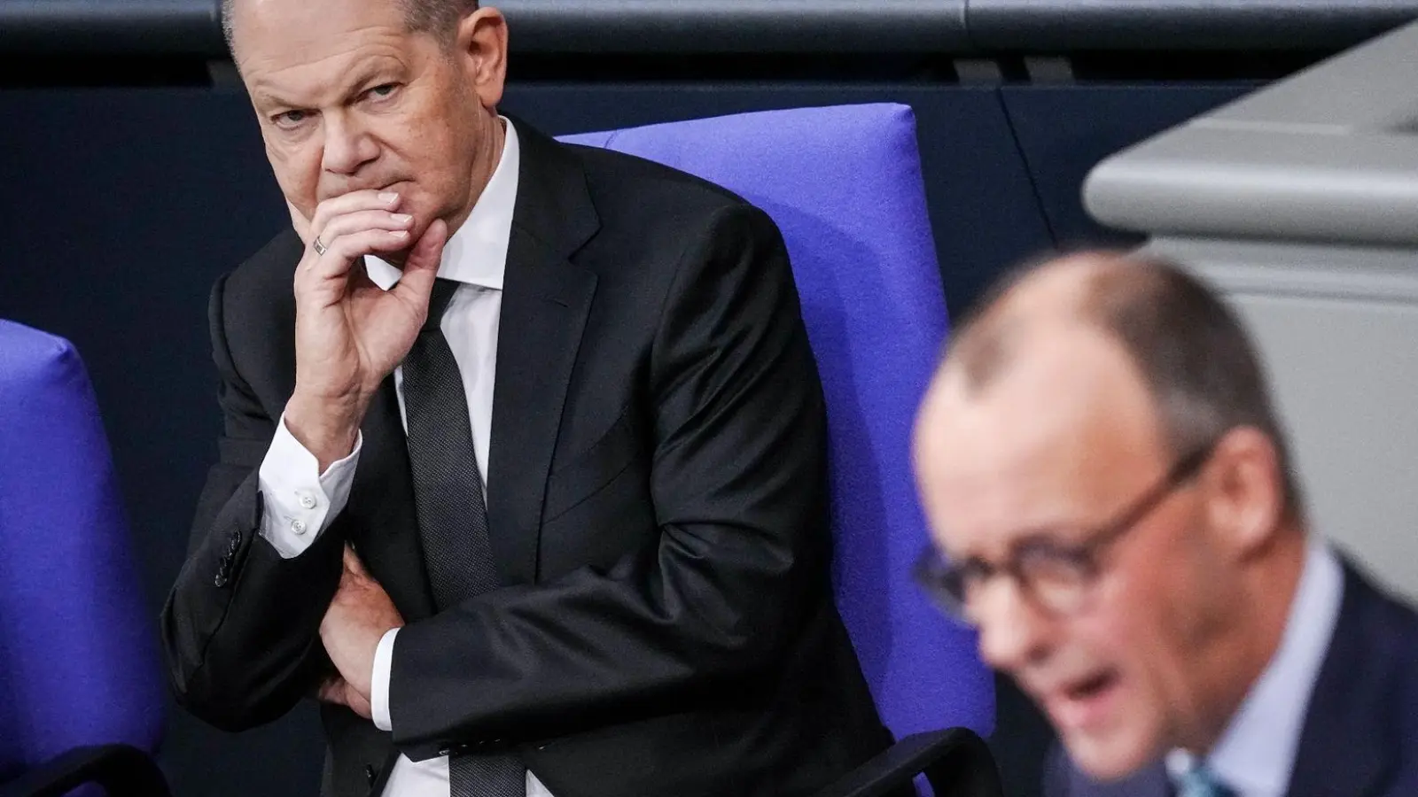 Bundeskanzler Olaf Scholz (l) hört einer Rede von CDU-Chef Friedrich Merz im Bundestag zu. (Foto: Kay Nietfeld/dpa)