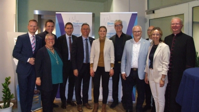 Bayerns Gesundheitsministerin Judith Gerlach (6. von links) freute sich zusammen mit Vertreterinnen und Vertretern aus Politik und Kirche sowie den Verantwortlichen des Evangelischen Vereins für Gemeindediakonie Feuchtwangen, dass mit der neuen Kurzzeitpflege eine Versorgungslücke geschlossen werden konnte.  (Foto: Jasmin Kiendl  )