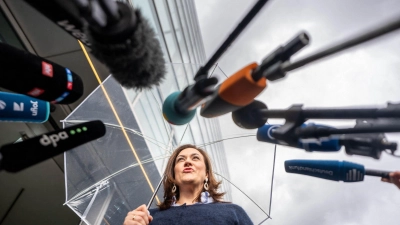 CDU-Generalsekretärin Franziska Hoppermann steht zu Beginn der Präsidiumsklausur im Regen. (Foto: Michael Kappeler/dpa)