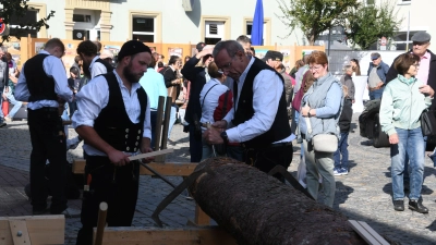 Die Arbeiten mit Holz zogen beim Handwerkermarkt in Uffenheim wie in jedem Jahr interessierte Blicke auf sich. (Foto: Gerhard Krämer)