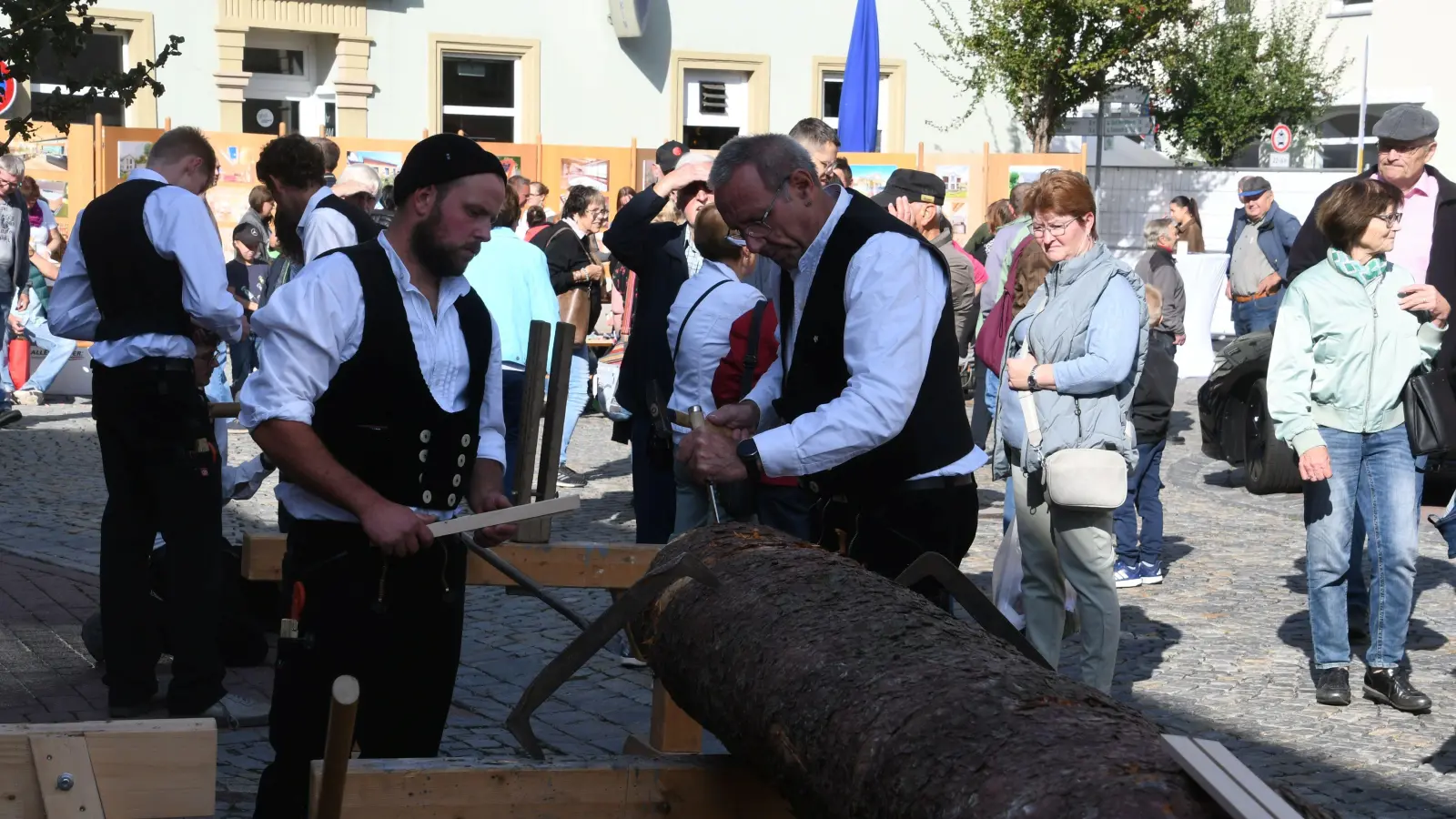 Die Arbeiten mit Holz zogen beim Handwerkermarkt in Uffenheim wie in jedem Jahr interessierte Blicke auf sich. (Foto: Gerhard Krämer)