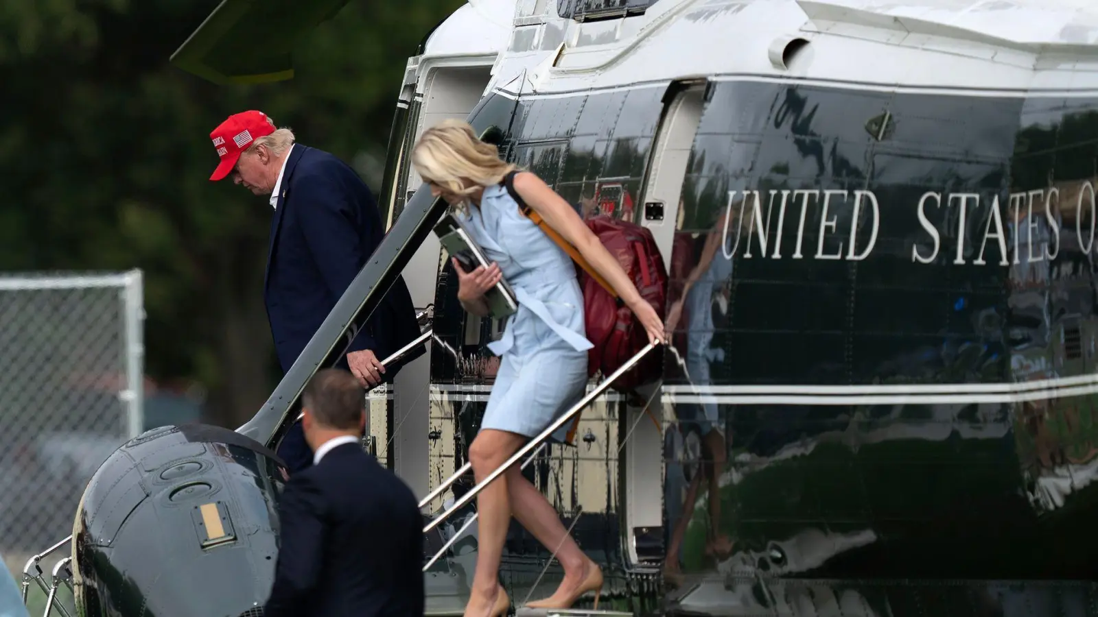 Natalie Harp ist oft an Trumps Seite zu sehen (Archivbild). (Foto: Jose Luis Magana/AP/dpa)