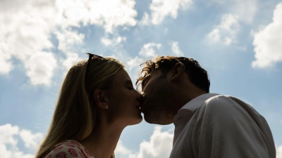 Kein Zufall: Ehemalige und neue Partner ähneln sich oft, da vertraute Beziehungsmuster Sicherheit geben, selbst wenn sie ungesund sein können. (Foto: Mohssen Assanimoghaddam/dpa/dpa-tmn)