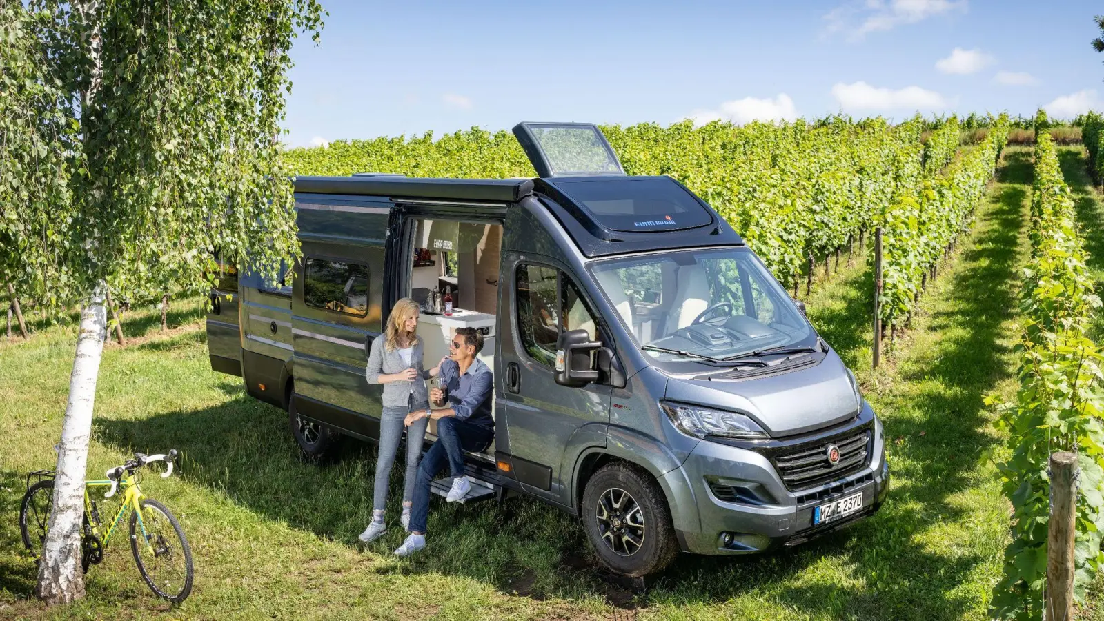 Grüne Idylle und die Ferienwohnung dabei: Um aber überhaupt zum Zielort zu gelangen, üben Neulinge besser und machen sich intensiv mit dem Fahrzeug vertraut. (Foto: Frank Rumpenhorst/dpa-tmn)