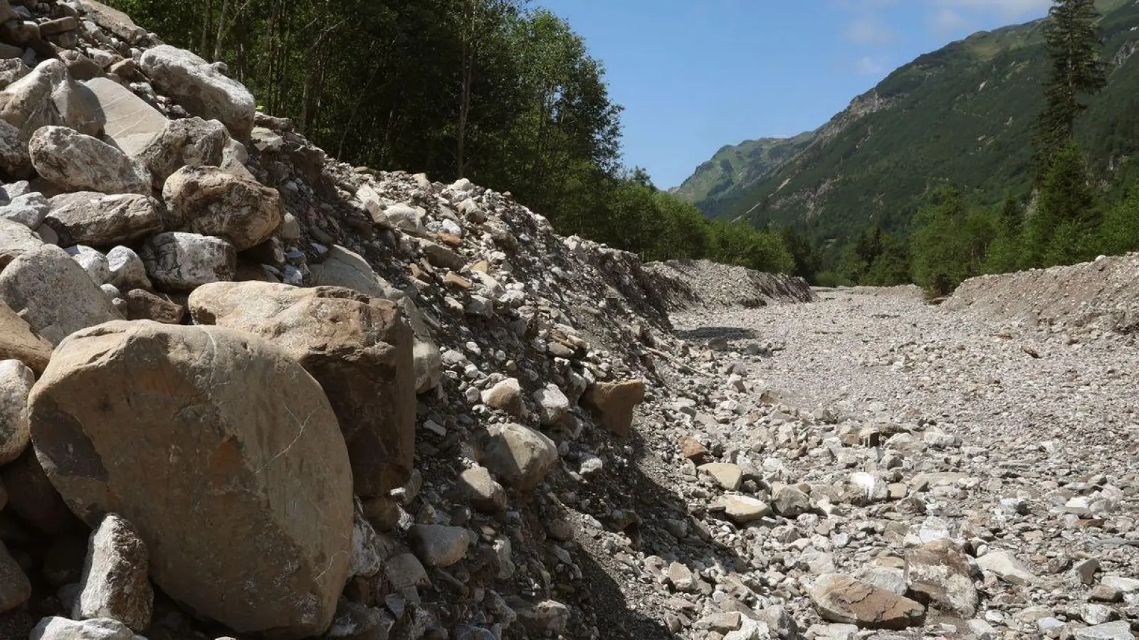 Der durch illegale Flussbaumaßnahmen begradigte Rappenalpbach im Rappenalptal bevor mit Renaturierungsarbeiten begonnen wurde. (Foto: Karl-Josef Hildenbrand/dpa/Archivbild)