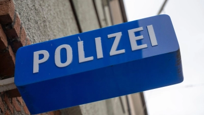Ein 64-Jähriger parkte sein Motorrad vor der Dienststelle in Neustadt/Aisch und musste dieses dort notgedrungen stehen lassen. Er durfte noch nicht fahren.  (Symbolbild: Peter Kneffel/dpa)