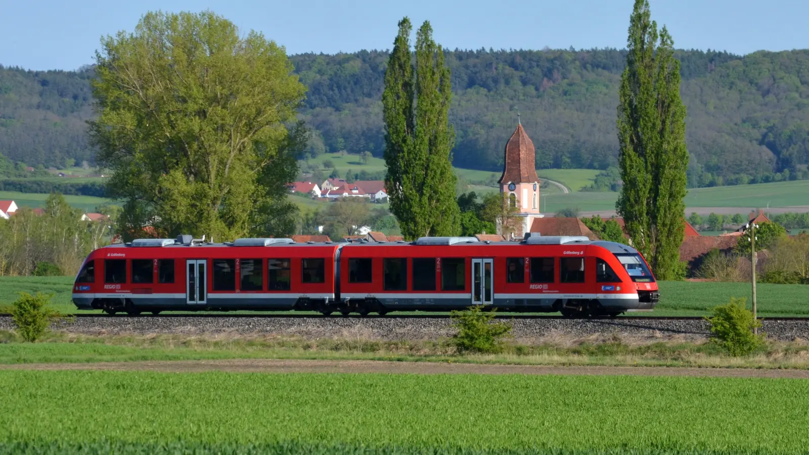 Die Züge zwischen Neustadt/Aisch und Steinach standen am Mittwoch für rund zwei Stunden still. (Symbolbild: Johannes Hirschlach)