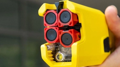 Taser statt Pistole? Die bayerische Polizei will das nun auch für den Einsatz auf Streife testen. (Foto: Pia Bayer/dpa)