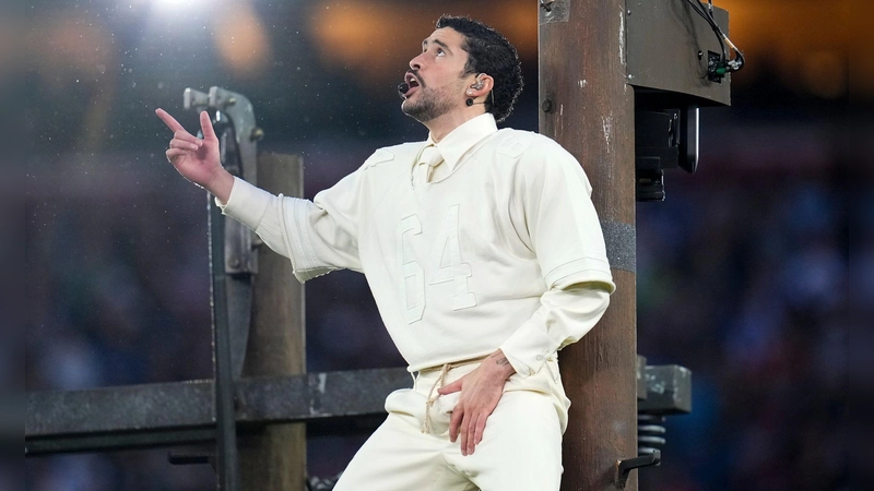 Durch Stars wie Bad Bunny ist der „Crotch Grab“ zum kulturellen Phänomen geworden. (Archivbild) (Foto: Sue Ogrocki/AP/dpa)